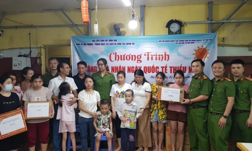 Học viện CSND tặng quà cho trẻ em có hoàn cảnh khó khăn trên địa bàn thành phố Hà Nội nhân Ngày Quốc tế Thiếu nhi 1/6
